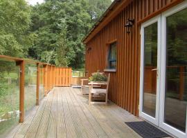 Waterfall Lodge - private waterfall and sauna, lodge in Killin