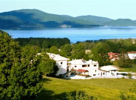 Silva Suites, hotel with hot tubs in Kryonérion