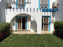 Fully Furnished 4-Bed Town House in Mountain View Ras Al-Hekma, hotel in Ras Elhekma