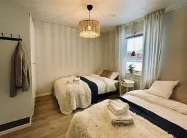 Guestly Homes - Spacious 3BR Apartment with 6 Beds