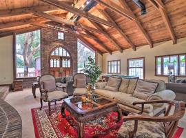 Grand Valrico Home with Deck, Fire Pit and Yard!, hotel di Valrico