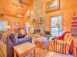 Serene Cabin with Riverfront Views and Access!, икономичен хотел в Fayetteville