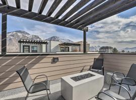 Chic and Sunny Provo Townhome with Rooftop Deck!, hotelli kohteessa Provo