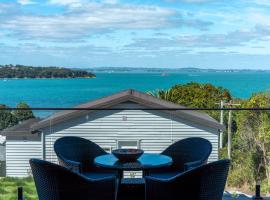 Luna Cottage. Stunning ocean views on Waiheke, hotel en Oneroa