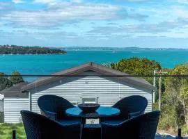 Luna Cottage. Stunning ocean views on Waiheke