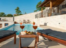 Modern Rustic Villa Kate, hotel i Benkovac