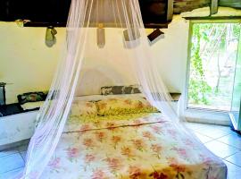 Pinnettu sardo tipica abitazione sarda in ecosistema insetti e animaletti simpatici in condivisione bagno esterno a 10metri Leggere attentamente Prima di prenotare, hotel com piscina em Oliena