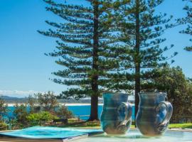 Perfectly Positioned Beachfront Apartment - Unit 6: Port Macquarie şehrinde bir otel