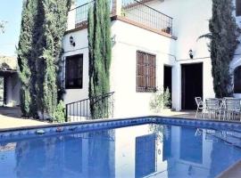 Exquisite Holiday Home in Illora with Swimming Pool, hotel em Escóznar