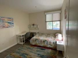 Resort like stay in a lovely room near UCI, casa per le vacanze a Irvine