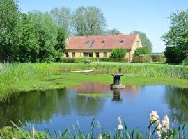 Countryside home with garden, sumarhús í Aartrijke