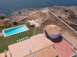 Casa con piscina, vistas y acceso privado al mar. Vistes Voramar., hytte i Cala en Blanes