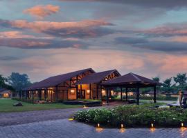 WelcomHeritage Tadoba Vanya Villas Resort & Spa, hotel com spa em Kolāra