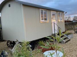 The Shepherd's Hut, дом для отпуска в городе Mixbury