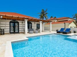 Newly Remodeled 5-Bedroom 5-Bath in Tierra del Sol, hotel i Malmok