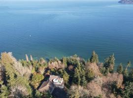 Unique Port Ludlow Home with 3 Decks and Hot Tub!、Port Ludlowのホテル