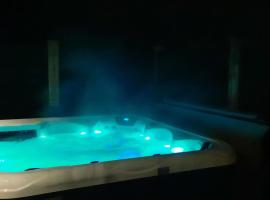 Attractive Holiday Home with bubble bath, cheap hotel in Kootstertille