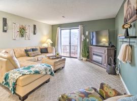 Viesnīca Resort Condo in Branson with Mountain and Lake Views! Brensonā