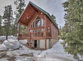 Serene Pet-Friendly Cabin with Fire Pit and Loft!, hotel in Duck Creek Village