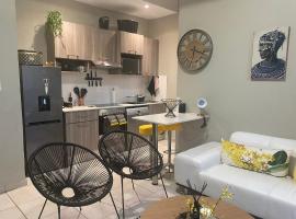 Lovely Rosebank 1-bedroom condo with pool & cinema, hotel in Johannesburg