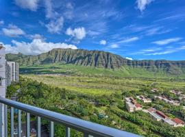 Lush Condo with Community Pool, 1 Mi to Beach!，Waianae的公寓