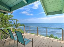 Hilo Home with Private Deck and Stunning Ocean Views!: Hilo şehrinde bir plaj oteli