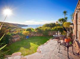 The Studio Cottage, with, Sea views, Garden, Amazing Location by beach, holiday home in Sennen