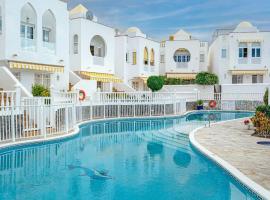 Large house with garden and direct access to the pool, hotel en Callao Salvaje