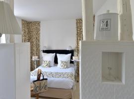 Viesnīca Logis Hôtels Restaurant Les 3 Rois pilsētā Isudēna