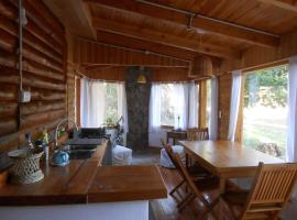 Cabaña La Confluencia, a metros del Río Quemquemtreu y del Río Azul, appartement in Lago Puelo