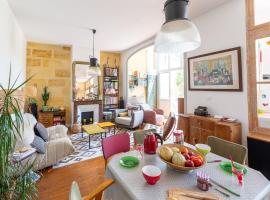 Renovated Furnished Townhouse With 2 Bedrooms & A Splendid Terrace, holiday home in Bordeaux
