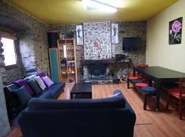 Apto cerca de Puigcerda con chimenea, hotel with parking in Bourg-Madame