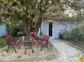 STUDIO Havre de paix au pont du gard Piscine et Jacuzzi chez Valerie Payre, ξενοδοχείο σε Vers Pont du Gard