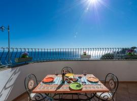 House in the center at 250mt from the beach with a private parking, hotel di Praiano