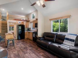 New Tiny Home Steps Away From Mt. Rainier, villa en Ashford