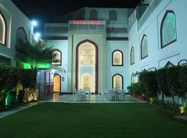 Hotel Darbar-E-Khas A member of Crimson Hotels, hotelli, jossa on pysäköintimahdollisuus kohteessa Bareilly