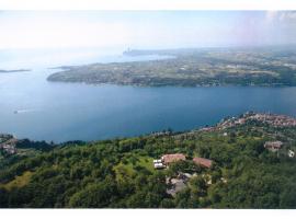 La FIOCCHINA - Magic Place - apartments & studios in Garda Lake - countryside farmhouse, inside the middle of the lake, hotel in Salò