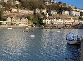 Large House in Looe, Near Beach and Bars with Great Views, Free Parking and Free Access to a Nearby Indoor Swimming Pool, hotel with pools in Looe