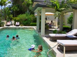 Portside Whitsunday Luxury Holiday Apartments, hotel con jacuzzi en Airlie Beach