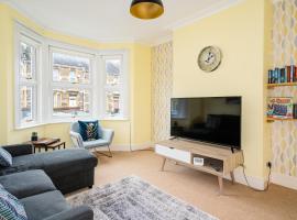 Fantastic, Spacious 3 Bedroom House With Garden, hotel v destinaci Bath