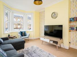 Fantastic, Spacious 3 Bedroom House With Garden, hotel in Bath