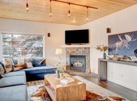 Luxury Slopeside Condo #97A Next to Ski Resort With Hot Tub & Great Views - 500 Dollars Of FREE Activities & Equipment Rentals Daily, дешевий готель у місті Вінтер-Парк
