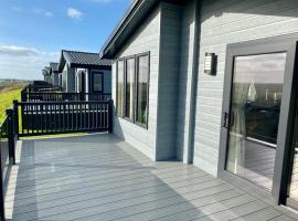 ELITE BLUE LUXURY 3 BEDROOM LODGE NEWQUAY, CORNWALL, cabin in Newquay