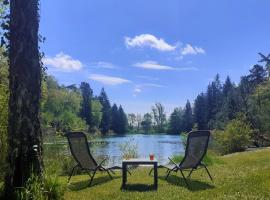 Gîte nature détente pêche baignade dans lac privé、Saint-Martin-des-Combesのバケーションレンタル