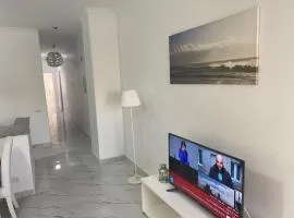 شقه فندقيه 3 غرف حمامين و مطبخ و حديقه خاصه امام الجامعه الامريكيه و مول point 90