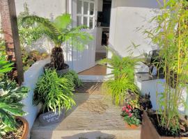 Idyllic Cornish Cottage, Superking bed, private garden dogs welcome