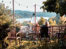 Agroturystyka Nad Jeziorem-Osada Indiańska, hotel di Czchów