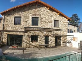 Maison de charme avec piscine, puhkemajutus Saint-Chamondis