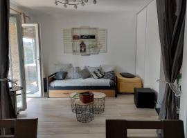 Home Tranquille Dans la Cité du Mimosa - 2 étoiles - Axelle Loc'Appart, hotel in Mandelieu-la-Napoule