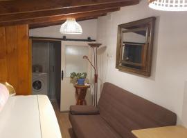 Habitación rústica independiente con todas las comodidades y sofacama, hotel en Tordesillas